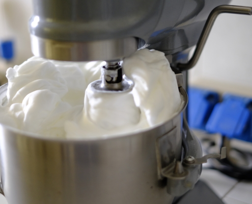 Tutti i lotti di prodotto finito vengono sottoposti ad analisi chimico-fisiche, microbiologiche e funzionali.